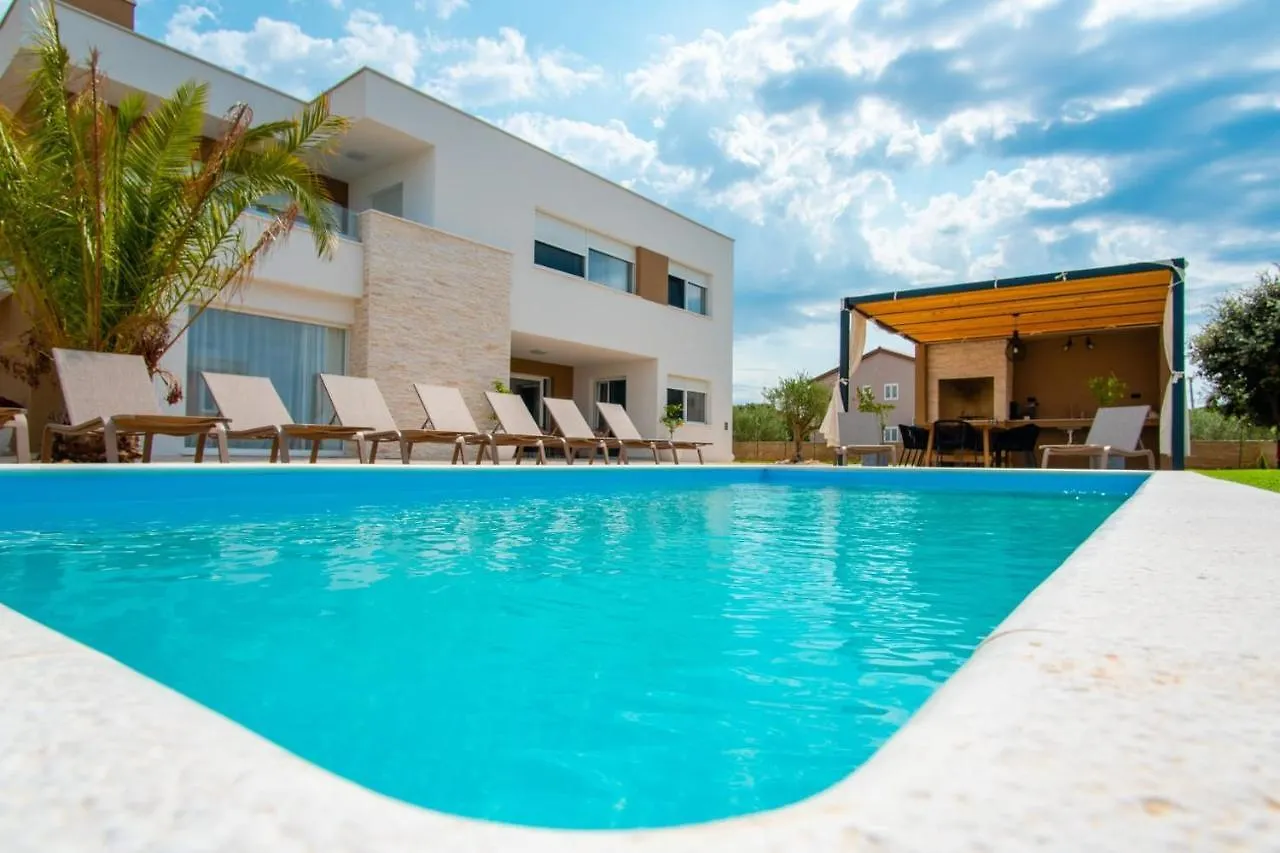 Villa Principesa Mandre 0*,